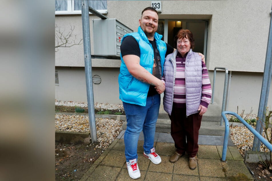 Auch diese Mieterin hat er gerettet: Beate Kunze (70) bedankte sich am Morgen bei Patrick Otto.