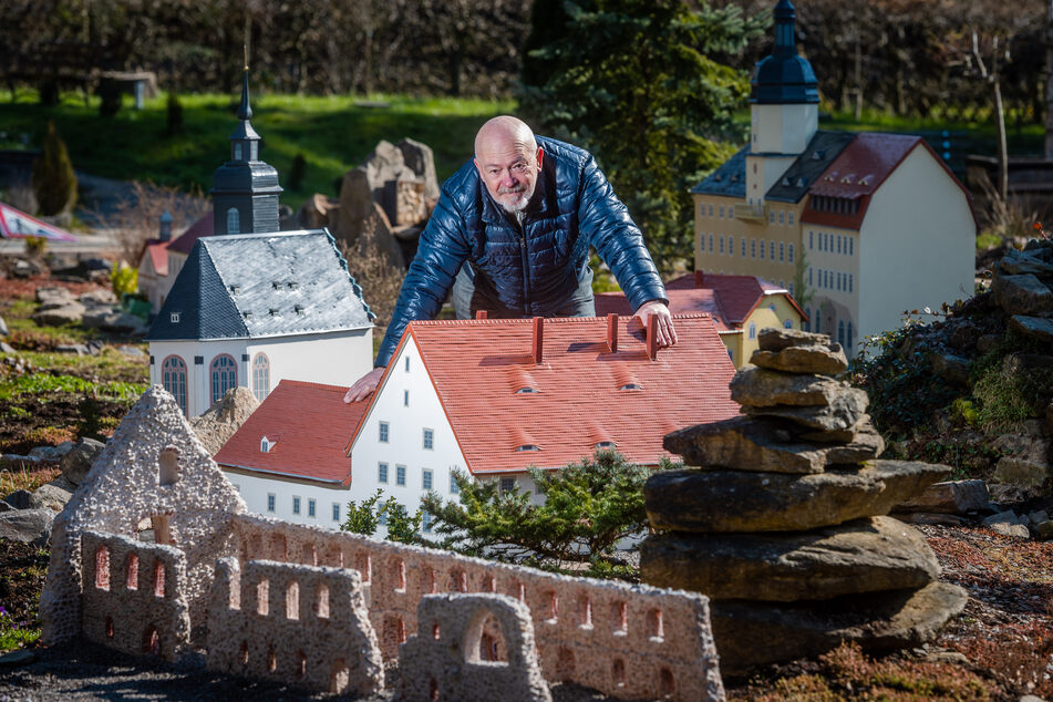 Horst Drichelt, Vereinsvorsitzender des Miniaturparks Klein-Erzgebirge, ist mit Arbeiten am neuen Areal, dem Alten böhmischen Steig, beschäftigt.