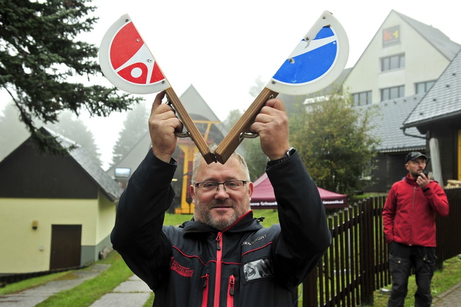 Schwebebahn-Chef René Lötzsch (51) gab das Startsignal zum Wettkampf "Mensch gegen Maschine".