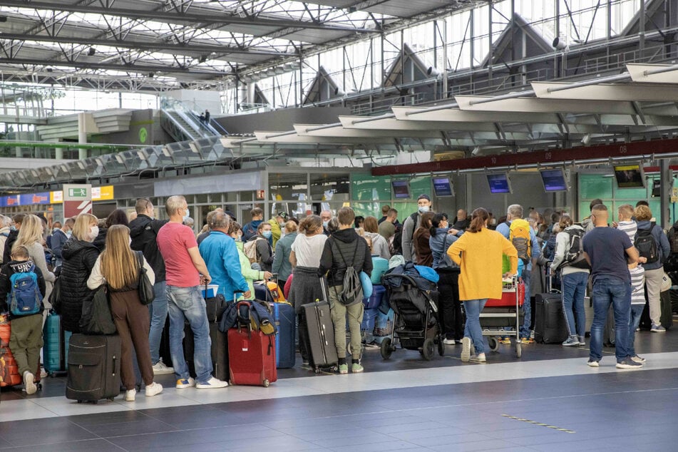 Gibt es ausgerechnet in der Hauptreisezeit lange Schlangen am Airport Dresden? (Archivbild)