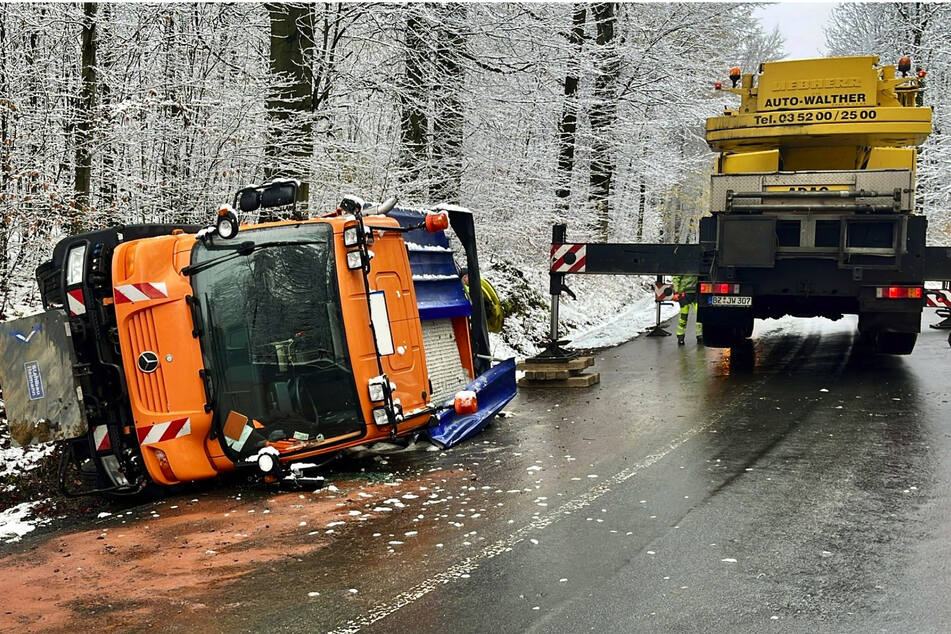 Bei Neustadt/Sachsen wurde die glatte Straße einem Winterdienstfahrzeug zum Verhängnis.