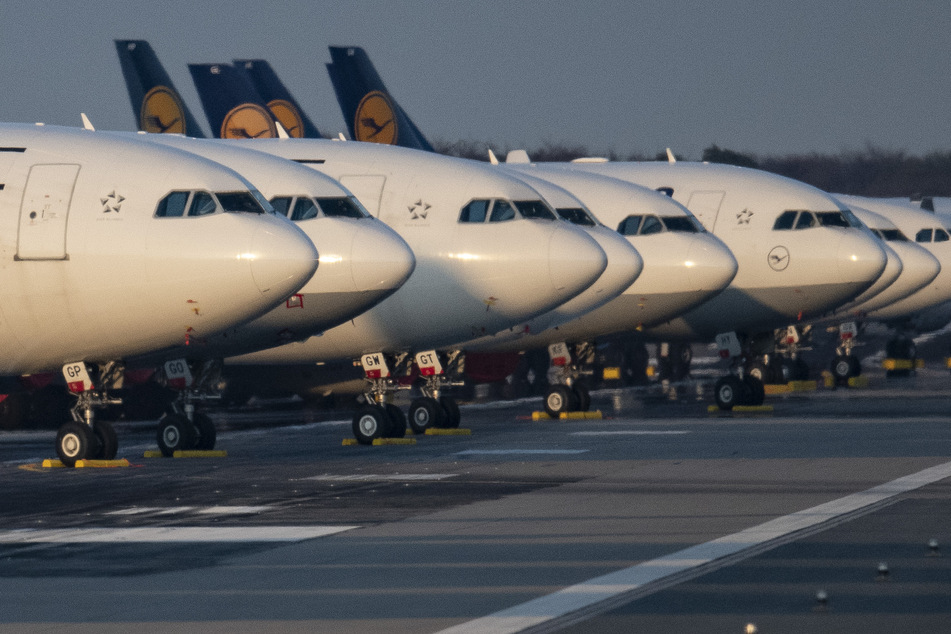 Bis auf weiteres außer Dienst gestellten Passagiermaschinen der Lufthansa sind auf der Landebahn Nordwest am Flughafen geparkt.