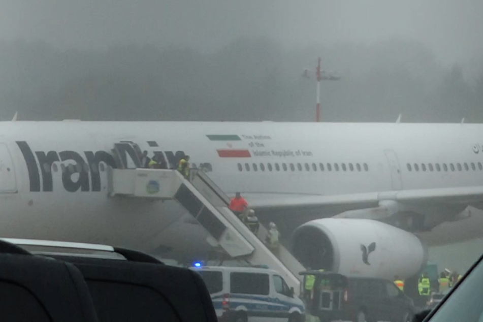Der Flugbetrieb am Hamburger Flughafen ist am Montag wegen einer Anschlagsdrohung komplett eingestellt worden. Die Bundespolizei durchsucht derzeit einen Flieger.