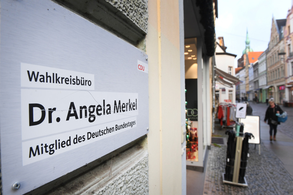 Das Wahlkreisbüro von Angela Merkel (66, CDU) in Stralsund. Hier wurde das verdächtige Päckchen angebracht.