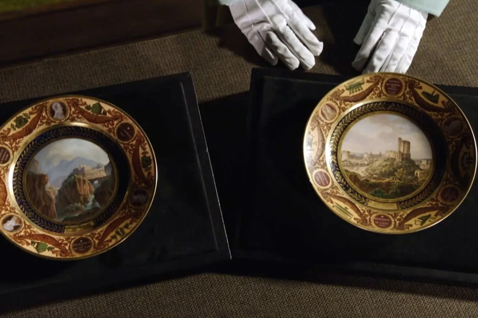 Die Porzellan-Teller stammen aus der französischen Staatsmanufaktur Sèvres. Sie wurden in der Zeit zwischen 1824 und 1832 in einer aufwendigen Prozedur gefertigt