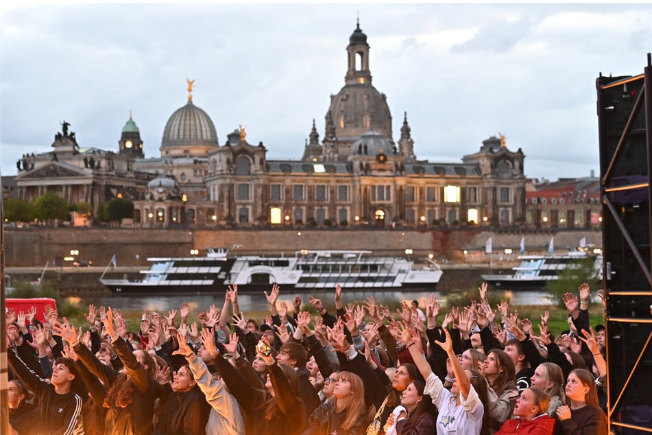 Mit der Altstadt-Kulisse im Hintergrund jubelten die Fans ihrem Idol zu.