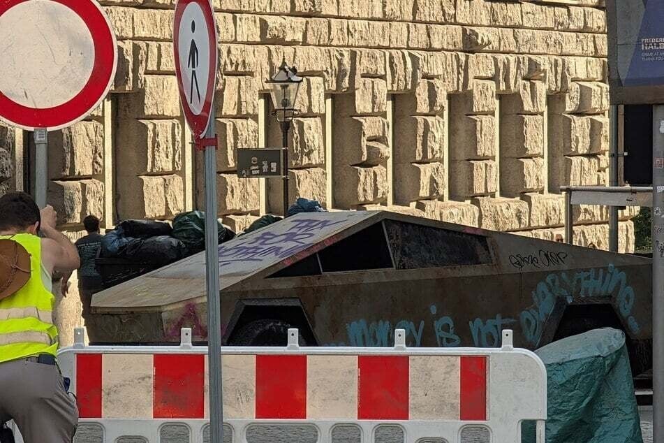 Für die Dreharbeiten zu "Droneland" (der Titel der Serie kann sich bis zur eigentlichen Ausstrahlung noch ändern) wurde unter anderem auch ein Cybertruck zum neuen Rathaus gebracht. (Archivfoto)