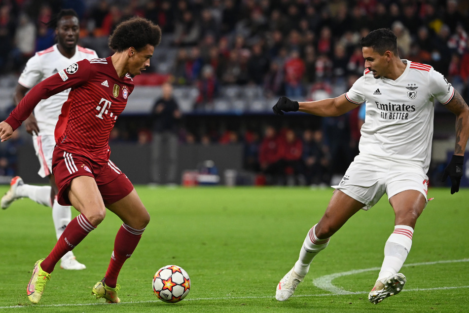 Leroy Sané (l.) wird von Lissabons Lucas Verissimo verteidigt.