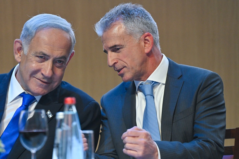 Benjamin Netanjahu (74, l.), Ministerpräsident von Israel und David Barnea (58), Direktor des Mossad. (Archivbild)