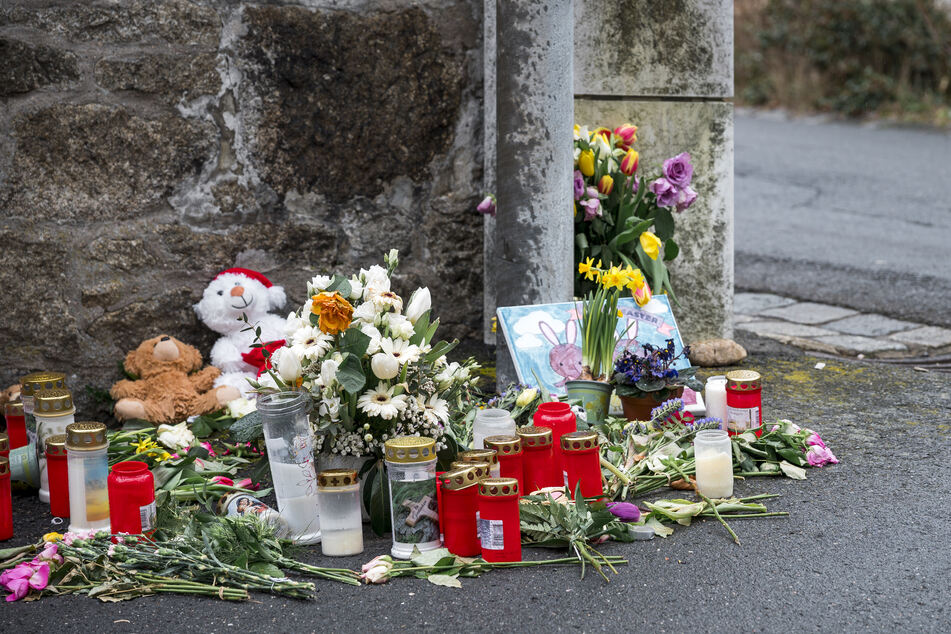 An einer Mauer vor dem Kinder- und Jugendhilfezentrum, in dem eine Zehnjährige am 4. April tot aufgefunden wurde, liegen Blumen, Kuscheltiere und Kerzen.