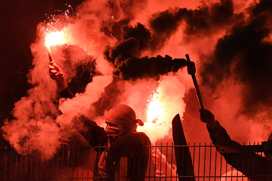 Beim Spiel zwischen Aalbork BK und Sønderjyske zündeten Fans auch Pyrotechnik. (Symbolbild)