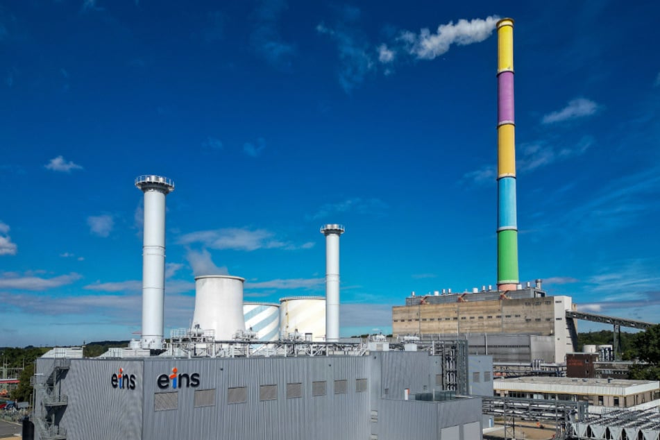 Im Falle eines großen Stromausfalls wird das Motorenheizkraftwerk in Chemnitz von einer Ersatzanlage mit Strom versorgt, um die Gasmotoren schrittweise wieder zu starten.