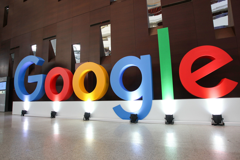 Ein großes Google-Logo steht beim Google Developers Day.