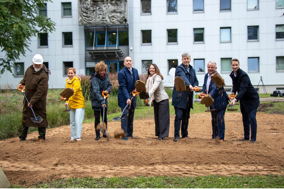 Der erste Spatenstich wurde am Donnerstag gesetzt. 2029 soll der Neubau an der Fritz-Löffler-Straße fertiggestellt werden.
