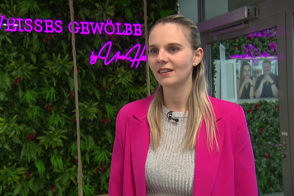 Lena (24) träumt von einem Glitzerkleid zu ihrer Hochzeit.