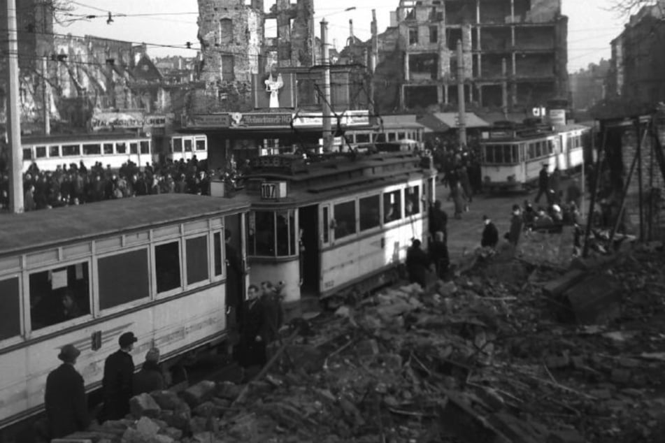 Auch als Dresden in Trümmern lag, fuhr die Straßenbahn.