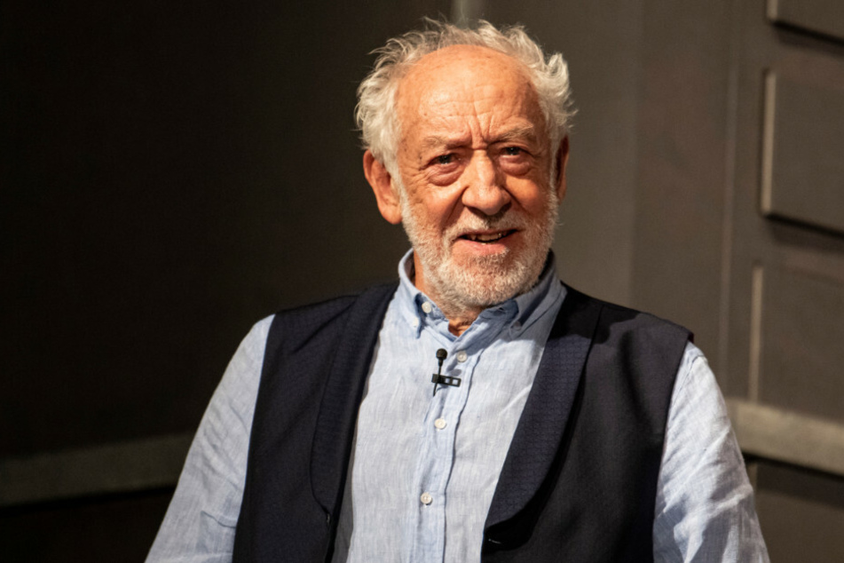 Theater- und Filmlegende Dieter Hallervorden (84) will sich von der Corona-Pandemie nicht in die Knie zwingen lassen und betreibt sein Theater wieder.