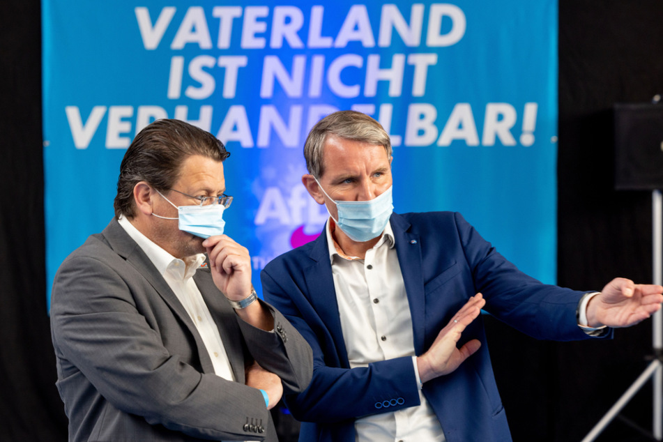 Björn Höcke (49, r.) und Thüringens Bundestagskandidat Stephan Brandner (55) waren am Donnerstag am Anger in Erfurt auf Wahlkampftour. Rund 150 Personen hörten sich an, was die beiden AfD-Politiker zu sagen hatten. (Archivbild)