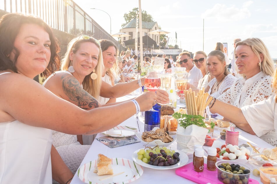 Zum neunten Mal findet das "Diner en blanc" entlang der Elbe am Terrassenufer statt.