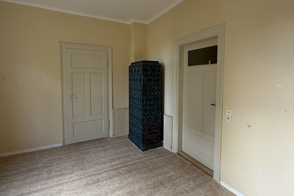 Ein Zimmer mit altem Kachelofen.