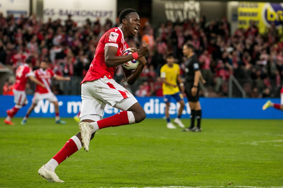 King Manu (22) ballt die Faust: Der Top-Verteidiger will bei Energie bleiben.