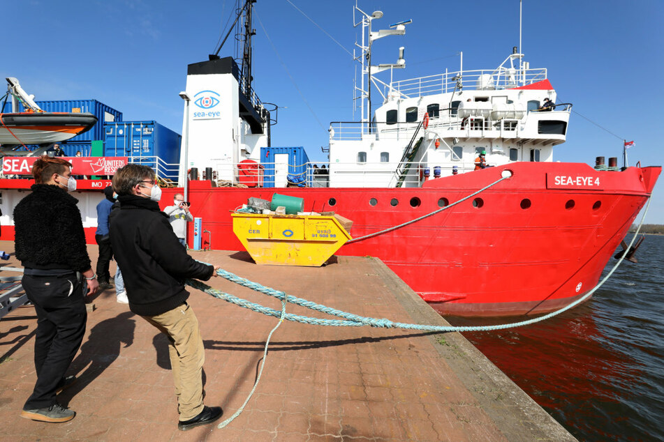 die "Sea Eye 4" einer Regensburger Hilfsorganisation darf mit m Mittelmeer geretteten Menschen einen Hafen in Sizilien ansteuern.