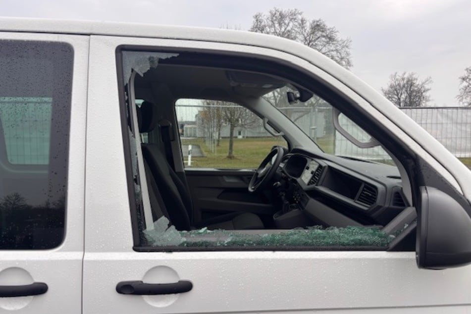 Durch die Scheibe auf der Beifahrerseite verschafften sich die Täter Zugang zu dem VW.