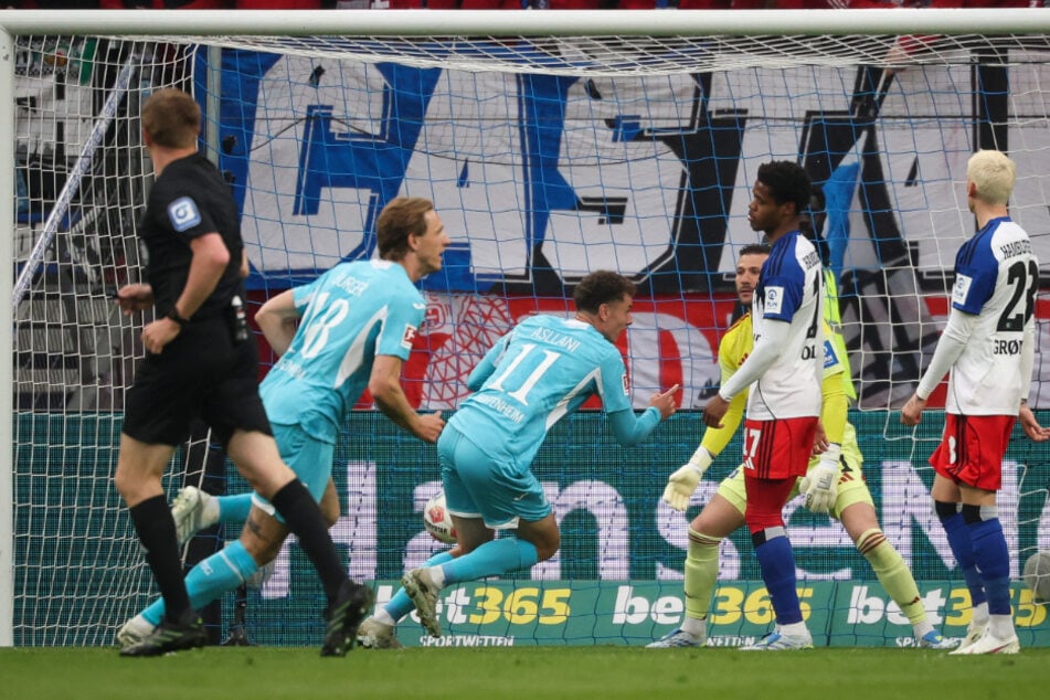TSG-Stürmer Fisnik Asllani (3.v.l.) dreht nach seinem Führungstreffer gegen den HSV zum Jubeln ab.