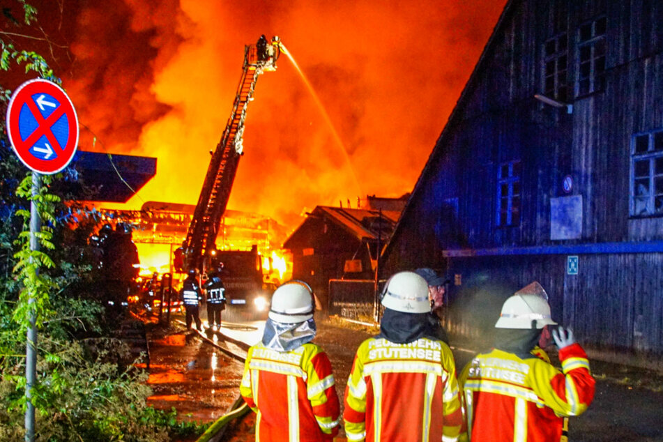 Nach einem Blitzeinschlag ist im baden-württembergischen Weingarten eine 3000 Quadratmeter große Lagerhalle in Flammen aufgegangen.