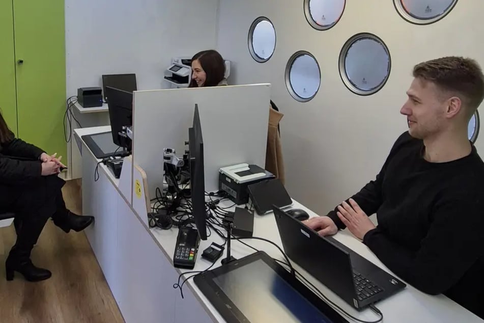 Im Inneren des Busses ist Platz für zwei Sachbearbeiter. Ein Rollstuhl passt nicht hinein.