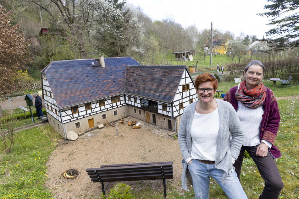 Gemeinsam gewagt: Anja Rackette (49, l.) und Cornelia Figas (57) wollen die Miniaturmühle retten.