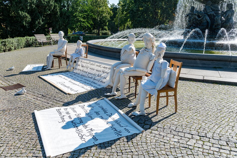 Die fünf Stoff-Migranten erinnern an Mitglieder des sächsischen Königshauses.