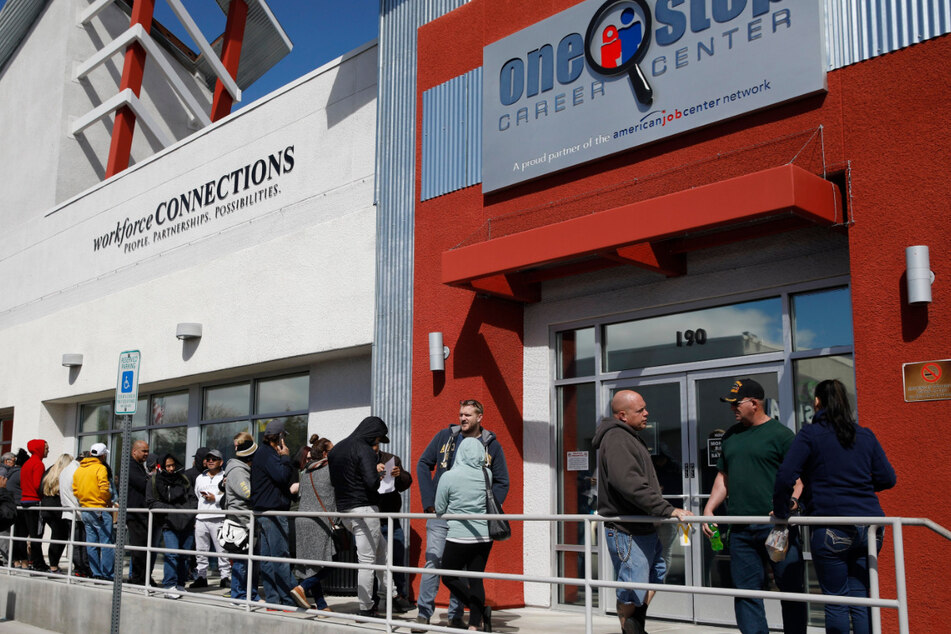 Menschen stehen in einer Schlange vor einem Jobcenter in Las Vegas, um Arbeitslosenhilfe zu beantragen. Die Zahl der Erstanträge auf Arbeitslosenhilfe in den USA bleibt wegen der Corona-Pandemie auf historisch hohem Niveau.