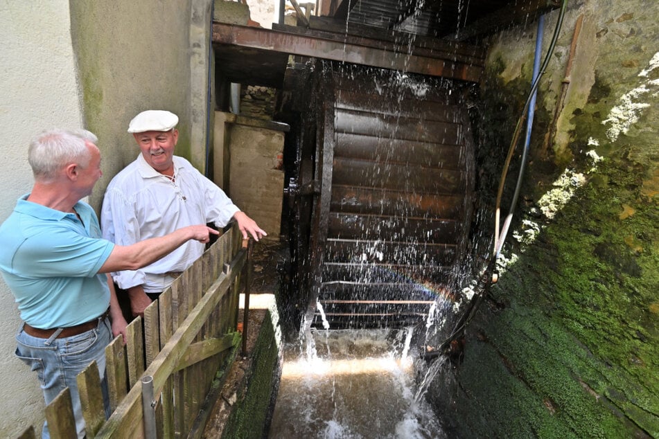 Hans-Joachim Döscher (r.) und Hans Albrecht Döscher (49) am Wasserrad. Heute produziert die "Süss-Mühle" Strom.