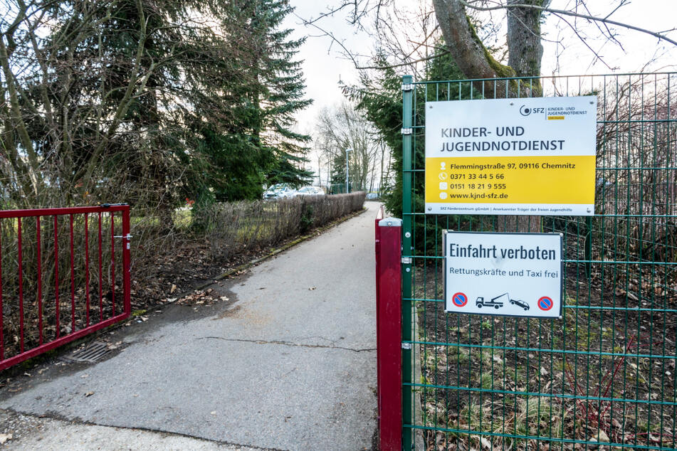 Derzeit befindet sich der Kinder- und Jugendnotdienst Chemnitz noch in der Flemmingstraße (Altendorf). Von dort aus zieht die Einrichtung in zwei dezentrale Standorte in Kappel und Bernsdorf.