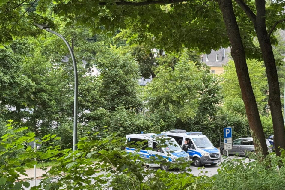 Aufgrund einer "Freien Sachsen"-Demo war am Montagabend ein hohes Polizeiaufgebot in der Stadt. Das wurde dem 17-Jährigen zum Verhängnis.