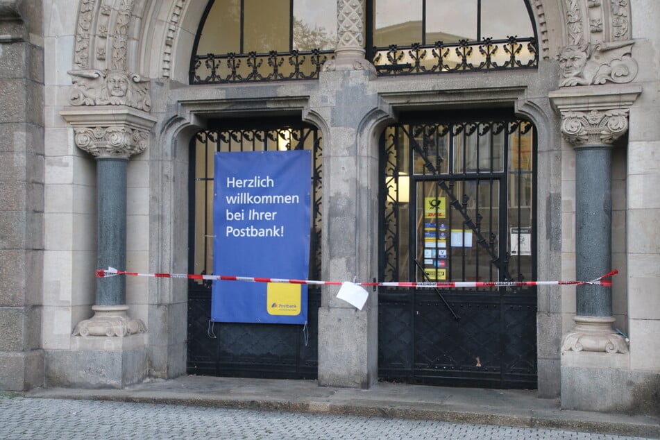 In dieser Postbank-Filiale in der Innenstadt von Halle haben offenbar zwei Täter einen Geldautomaten zur Explosion gebracht.