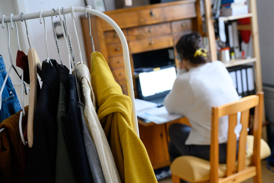 In NRW ist der krankheitsbedingte Arbeitsausfall im ersten Halbjahr 2021 laut der DAK-Gesundheit durch Homeoffice und verstärkte Hygienemaßnahmen zurückgegangen.