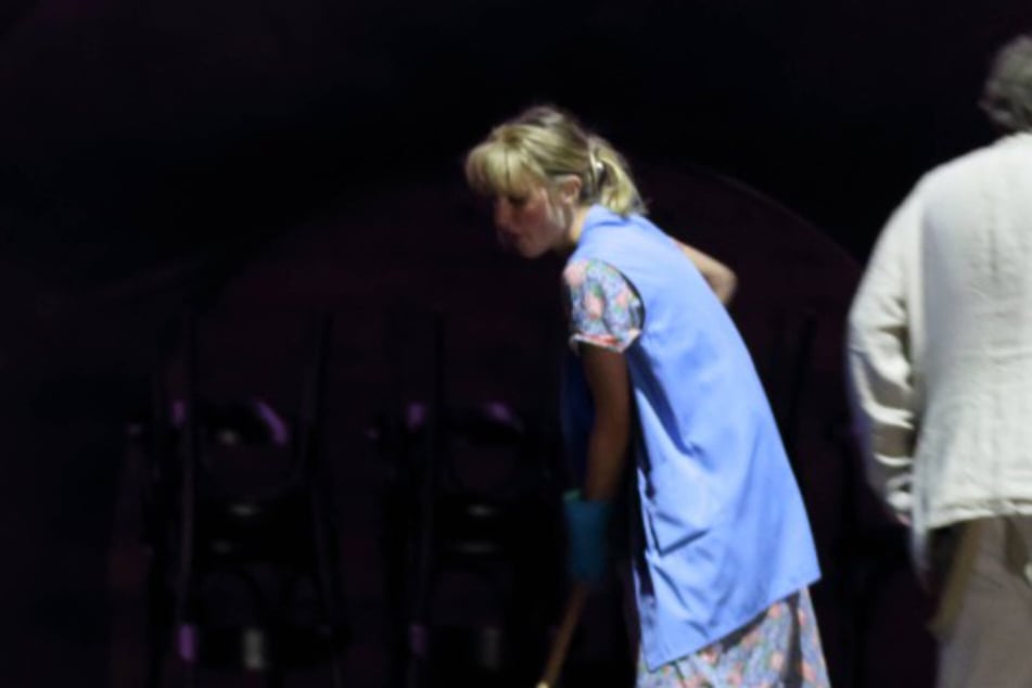 Mathilda Switala als Haushälterin im Stück "Platonow" von Anton Tschechow im Deutschen Theater Berlin.