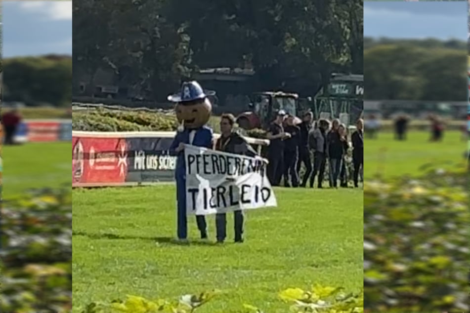 Als Messemännchen verkleidet protestierte ein Aktivist der Tierwohlbewegung "Animal Rebellion" gegen die Ausbeutung der Pferde.