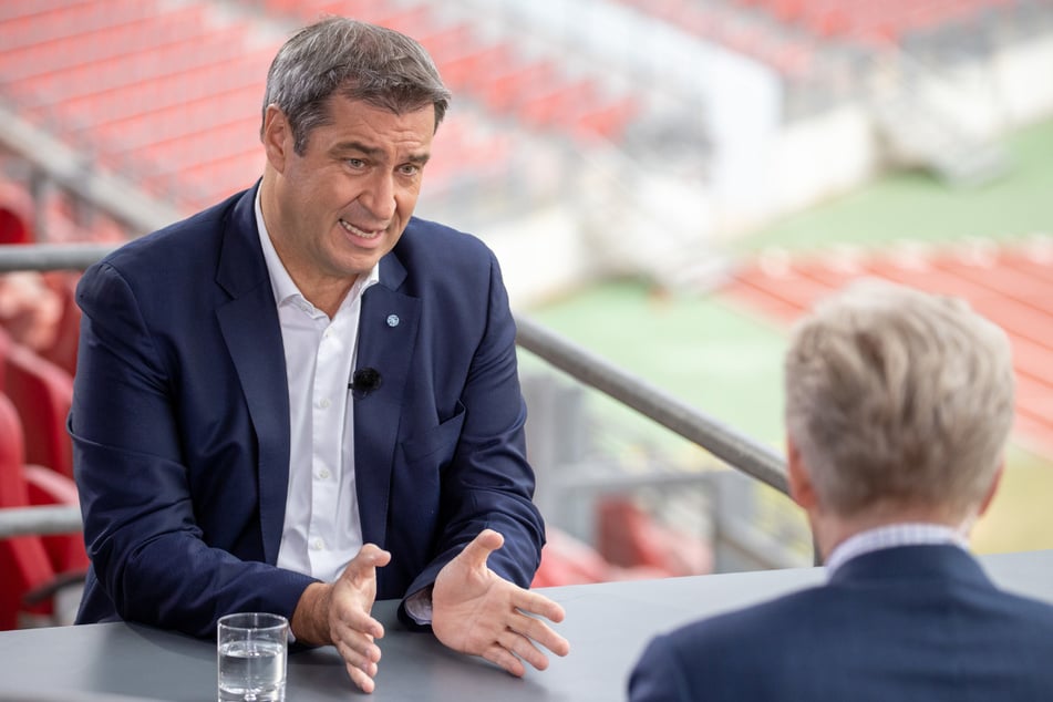 Markus Söder (54, CSU, l), Bayerns Ministerpräsident, und Theo Koll, Leiter des ZDF-Hauptstadtstudios Berlin, sitzen beim ZDF-Sommerinterview im Max-Morlock-Stadion in Nürnberg.