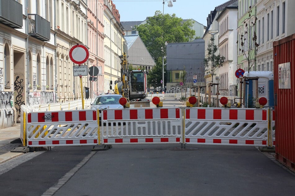 Die Katharinenstraße muss schon wieder geflickt werden! Rechts einer der eingegangenen Bäume.