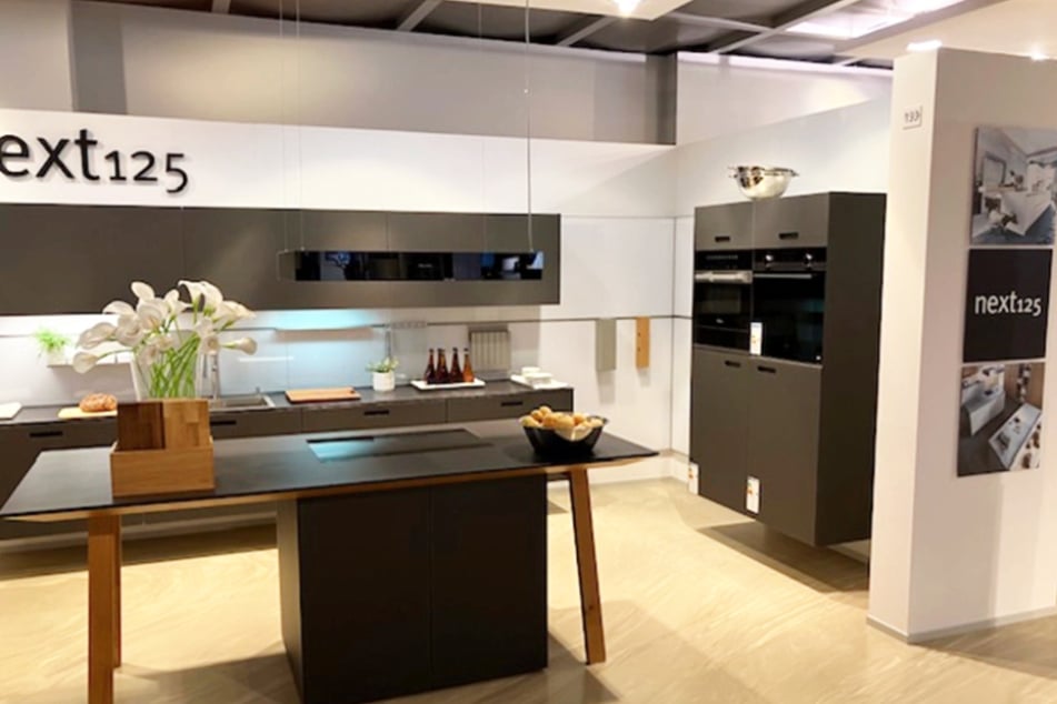 Die Next125 NX902 Glas Kücheninsel für 19.998 statt 43.123 Euro.