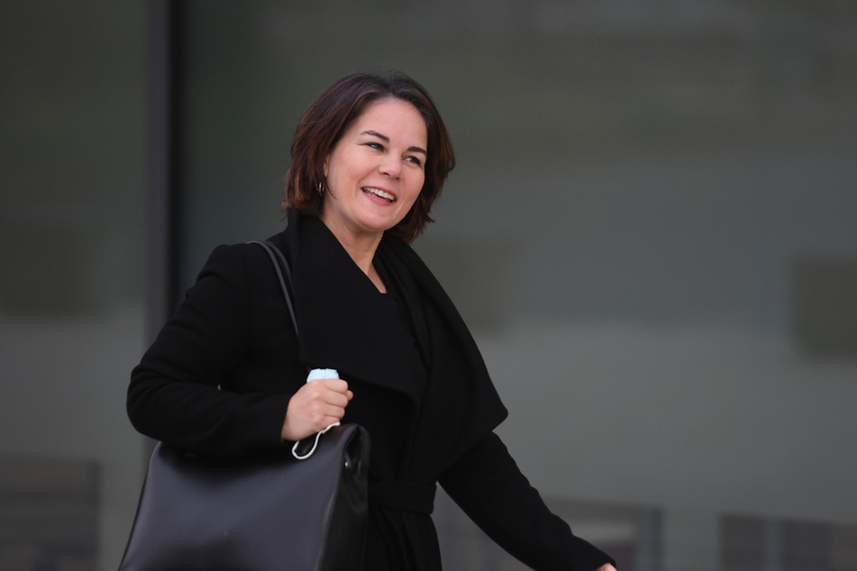 Grünen-Chefin Annalena Baerbock (40) kommt gut gelaunt zu den Sondierungsgesprächen.