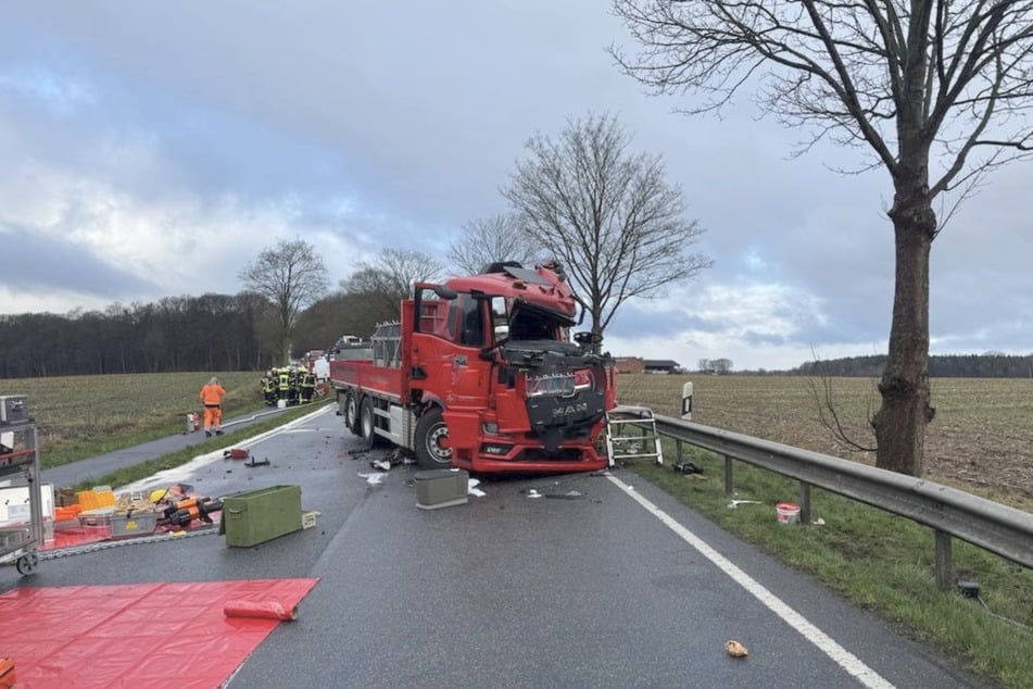 Am Montagmorgen krachte es zwischen zwei Lkw auf der B71 in Niedersachsen.