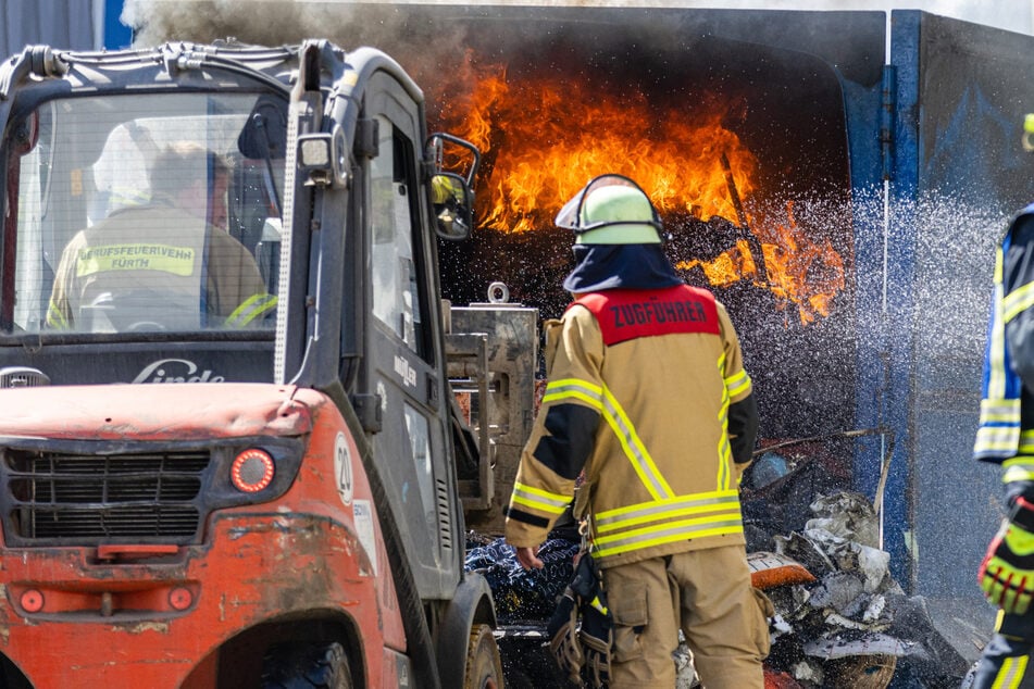 Brandserie hält Feuerwehr in Atem: Recyclinghof steht in Flammen