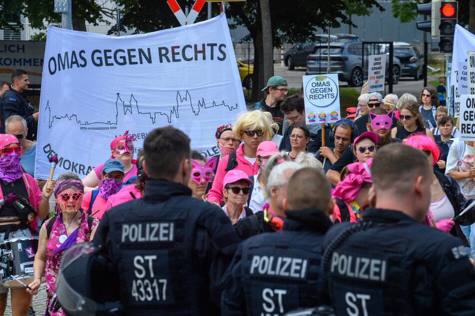 Etwa 300 Menschen demonstrierten gegen die Rechtsaußen-Partei.