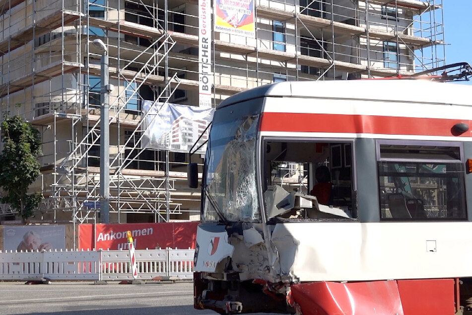 Zehn Menschen sind bei dem Unfall in Halberstadt verletzt worden.