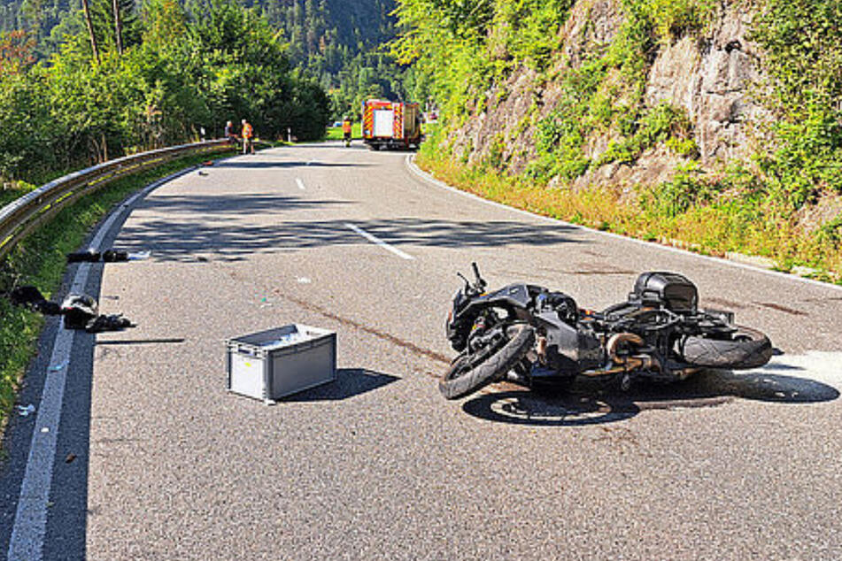 Auf der Bundesstraße 21 in Oberbayern sind am gestrigen Sonntagnachmittag ein Pick-up und zwei Motorräder zusammengestoßen.
