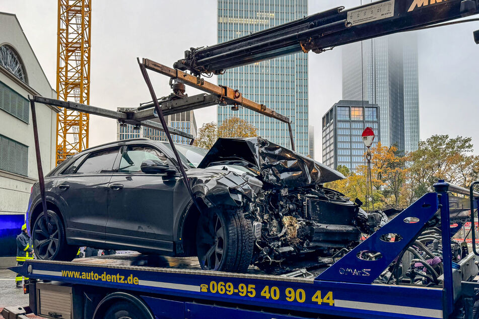 Ein Fall für den Schrottplatz: Nach dem Unfall am Sonntagmorgen mit seinem Audi RS Q8 flüchtete der Fahrer unmittelbar von der Unfallstelle.